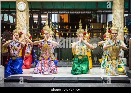 Ballerini tradizionali thailandesi che si esibiscono per Brahma, ballano su richiesta per donazioni, Erawan Shrine, Bangkok Foto Stock