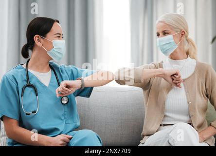 Saluto Covid, maschera e casa di cura con l'infermiera asiatica e la donna anziana in pensione. Felice, handshake e clinica sanitaria con un paziente e. Foto Stock