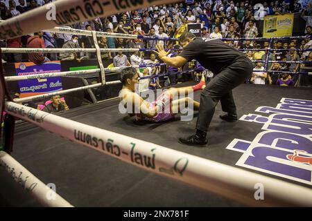 Uomo bussato fuori, Muay Thai boxer, Bangkok, Thailandia Foto Stock