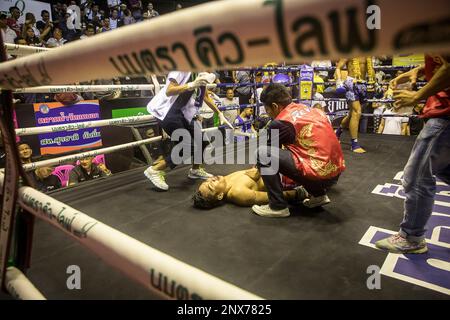 Uomo bussato fuori, Muay Thai boxer, Bangkok, Thailandia Foto Stock