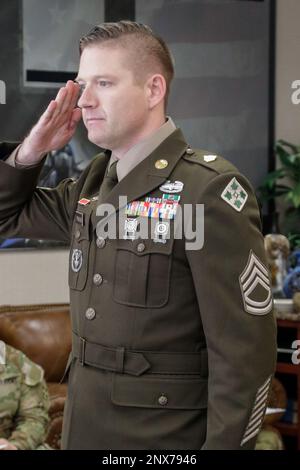 SGT. 1st Classe Craig Pienkoski da Reserve componente Career Counselor, 4th Divisione di fanteria, assegnato a Fort Carson, Colorado, saluta il presidente del consiglio di amministrazione durante un evento di apparizione del consiglio di amministrazione a Fort Hood, Texas, 11 gennaio 2023. L'evento di apparizione del consiglio di amministrazione consisteva in un'ispezione uniforme, nel credo del consigliere di carriera e nelle domande del consiglio di amministrazione. Foto Stock