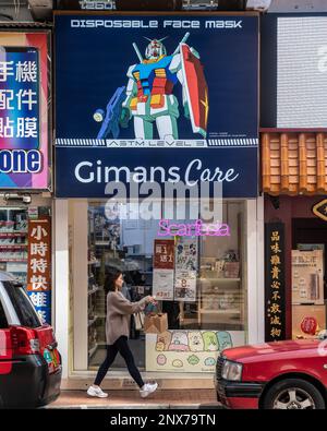 Hong Kong, Hong Kong. 01st Mar, 2023. Una donna senza maschera cammina di fronte a un negozio di maschere speciali a Causeway Bay, Hong Kong. Con circa 300 negozi di maschere speciali in tutta Hong Kong, l'improvvisa rimozione del mandato di maschera il 1 marzo 2023 da parte del governo dovrebbe liberare migliaia di metri quadrati di spazio al dettaglio. Questo non fa ben presagire per l'economia di Hong Kong, dato che il numero di contratti di leasing al dettaglio è diminuito negli ultimi anni, anche se il ritorno dei turisti a Hong Kong può creare nuove opportunità economiche. Credit: SOPA Images Limited/Alamy Live News Foto Stock