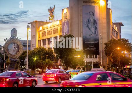 Taxi, taxi, taxi, Ratchadamnoen Klang Avenue e ritratti del re, Bangkok, Thailandia Foto Stock