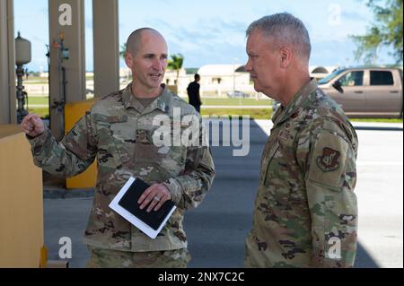 STATI UNITI Christopher Riggs, 36th Logistics Readiness Squadron Fuels Management Superintenent, briefing Lt. Gen. James Jacobson, vice comandante delle forze aeree del Pacifico, sulle capacità del volo di gestione dei carburanti presso la base aeronautica di Andersen, Guam, 19 gennaio 2023. Il modello 36th LRS fornisce alla Andersen AFB un supporto logistico, che include la gestione della più grande sede di stoccaggio del carburante nell'aeronautica militare e la supervisione delle operazioni di installazione e ricezione. Foto Stock