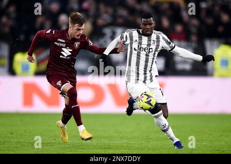 Torino, Italia. 28 febbraio 2023. Paul Pogga della Juventus FC compete per la bll con Ivan Ilic della Torino FC durante la Serie A partita di calcio tra Juventus FC e Torino FC. Credit: Nicolò campo/Alamy Live News Foto Stock