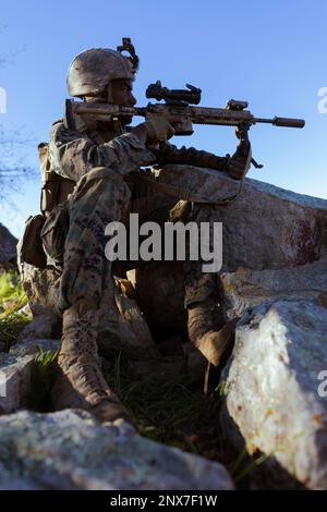 STATI UNITI Anthony Desame, team leader di Bravo Company, 1st Light Armored Reconnaissance Battalion, 1st Marine Division, guarda verso il basso la gamma attraverso le sue ottiche durante il concorso annuale 1st della squadra MARDIV su Marine Corps base Camp Pendleton, California, 9 febbraio 2023. Il concorso della durata di una settimana include una serie di attività legate al combattimento, progettate per valutare le competenze di ciascuna squadra. Desame è un nativo di Brooklyn, New York. Foto Stock