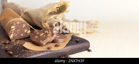 Biscotti fatti in casa al cioccolato e al caffè. Salsiccia al cioccolato per dessert. Foto Stock