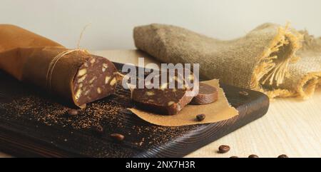 Biscotti fatti in casa al cioccolato e al caffè. Salsiccia al cioccolato per dessert. Foto Stock