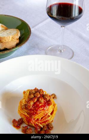 Maccheroni alla chitarra sormontati da piccole polpette, dette pallottine, ricetta tradizionale abruzzese Foto Stock