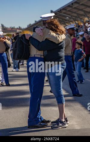 Un nuovo U.S.A. Marine with India Company, 3rd battaglione di addestramento del reclutamento, è salutato da un ospite dopo una cerimonia di laurea al deposito del reclutamento del corpo marino San Diego, 10 febbraio 2023. La famiglia e gli amici hanno potuto assistere alla cerimonia a sostegno dei marines dell'India. Foto Stock