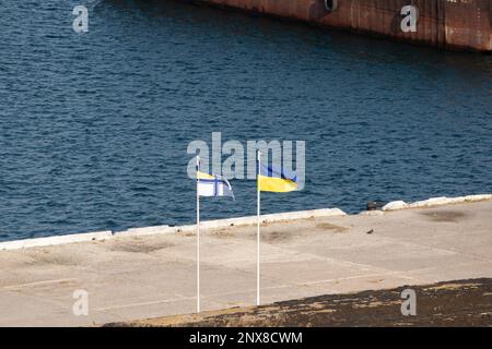 ODESSA, UCRAINA - 09 agosto 2021: Carico di grano in stive di nave da carico marittimo su una linea automatica in porto marittimo da silos di deposito di grano. BUN carico alla rinfusa Foto Stock