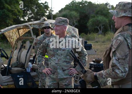 STATI UNITI James Jacobson, vice comandante delle forze aeree del Pacifico, parla con i membri dello Squadrone di risposta di contingenza del 36th presso il Pacific Regional Training Center, Andersen Air Force base, Guam, 19 gennaio 2023. Il 36th CRS fornisce capacità di apertura della base aerea rapidamente implementabili per avviare e sostenere le operazioni sul campo aereo in qualsiasi parte dell'area di responsabilità del pacifico. Foto Stock