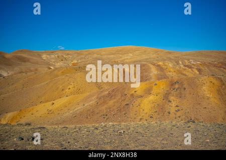 Montagne gialle nella valle di Kyzyl-Chin o nella valle di Mars in Altai, Siberia, Russia. Foto Stock