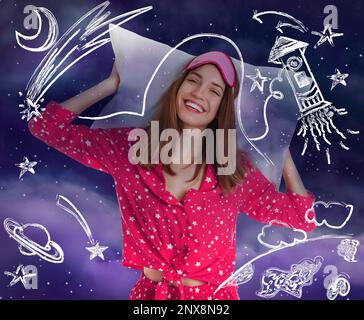 Bella donna in pigiama con cuscino sognando di spazio e notte cielo stellato sullo sfondo Foto Stock