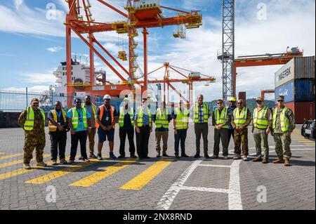 LAE, Papua Nuova Guinea (29 gennaio 2023) ADM. John C. Aquilino, Comandante degli Stati Uniti Il comando Indo-Pacific, il vice primo ministro della Papua Nuova Guinea John Rosso, il personale e i membri dell'equipaggio in loco posano per una foto di gruppo al Lae Main Wharf. USINDOPACOM si impegna a rafforzare la stabilità nella regione Asia-Pacifico promuovendo la cooperazione in materia di sicurezza, incoraggiando lo sviluppo pacifico, rispondendo alle situazioni di emergenza, dissuadendo le aggressioni e, se necessario, lotta per vincere. Foto Stock