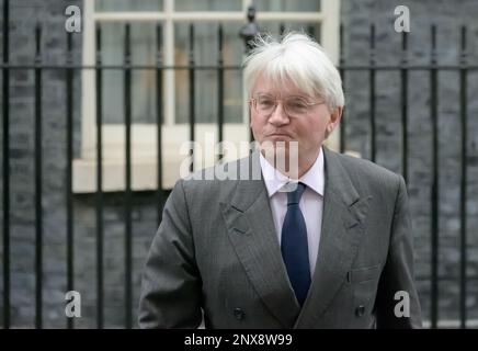 Andrew Mitchell MP - Ministro dello Stato (sviluppo e Africa) - lasciando Downing Street dopo una riunione del gabinetto, 27th febbraio 2023 Foto Stock