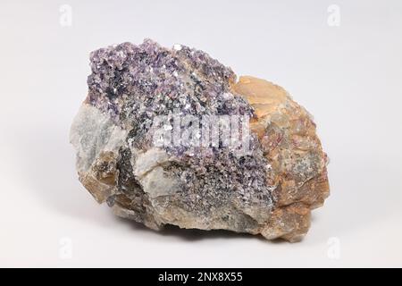 Lithium mica lepidolite e spodurene in matrice albitica, campione della cava di litio Haapaluoma in Finlandia Foto Stock