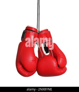 Paio di guanti da boxe appesi su sfondo bianco Foto Stock