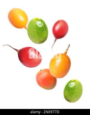 Diversi gustosi frutti esotici che volano su sfondo bianco Foto Stock
