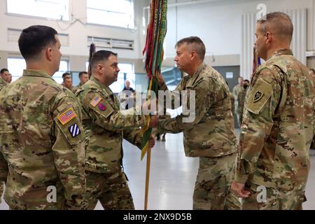 CLINTON, NC, la 30th squadra di combattimento della Brigata Armorata (ABCT) 'Old Hickory', il Colonnello in arrivo Paul Hollenack assume il comando di Brig. Il generale Charles Morrison, Guardia Nazionale dell'Esercito, durante la cerimonia del cambio di comando presso la sede centrale dell'ABCT del 30th il 21 gennaio 2023. Foto Stock