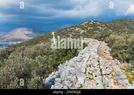 Rovine dell'antico acquedotto romano. Ammira il ponte Delikemer nella foresta di ulivi vicino alla costa mediterranea. Vicino all'antica città di Patara in località Kalkan, Kas, Foto Stock