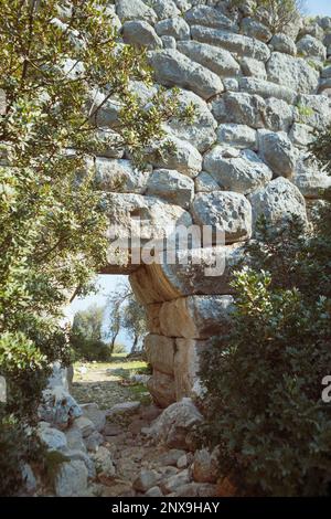 Rovine dell'antico acquedotto romano. Ammira il ponte Delikemer nella foresta di ulivi vicino alla costa mediterranea. Vicino all'antica città di Patara in località Kalkan, Kas, Foto Stock