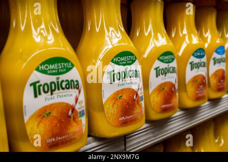 Bottiglie di succo d'arancia Tropicana sono viste in un supermercato frigorifero case a New York il Martedì, 21 febbraio 2023. La produzione di arancia della Florida è riportata per essere giù 61% rispetto all'anno scorso, i prezzi dell'ergo sono saliti. Tropicana è di proprietà di PAI Partners con il 39% ancora detenuto da Pepsico. (© Richard B. Levine) Foto Stock