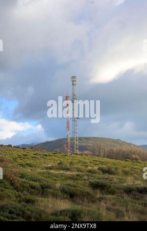 Antenne radiotelevisive e telefoniche nel porto di Tornavacas nella Valle di Jerte con cielo nuvoloso Foto Stock