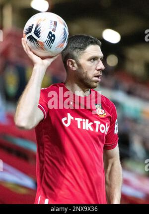 Wrexham, Wrexham County Borough, Galles. 28th febbraio 2023. Ben Tozer, il numero 4 di Wrexham, attende a un tiro di schioppo, durante il Wrexham Association Football Club V Chesterfield Football Club presso l'ippodromo, nella Vanarama National League. (Credit Image: ©Cody Froggatt/Alamy Live News) Foto Stock