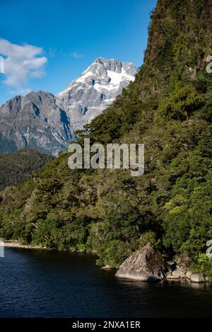 Lago McKerrow e catena montuosa, Holyford Track, South Island, Nuova Zelanda Foto Stock