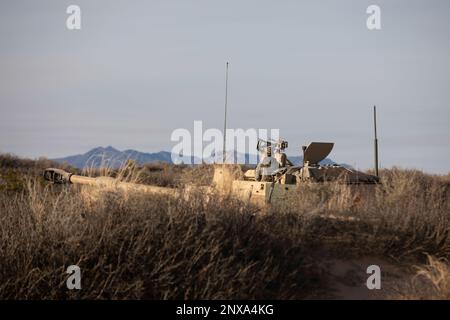 Un equipaggio di howitzer semovente assegnato a Bravo Battery, 4th Battaglione, 1st Field Artillery Regiment, si prepara a sparare giri esplosivi da un Paladino M109A6 durante la certificazione Field Artillery presso il Dona Anna Range Complex, Fort Bliss, Texas, 13 gennaio 2023. La tabella XV di supporto antincendio condotta dalla fa 4-1 come parte del processo di certificazione della formazione, in preparazione della prossima rotazione del National Training Center. “Gli incendi estendono la capacità del comandante di manovra di attristare il nemico prima che i suoi comandanti di manovra raggiungano il contatto con il nemico”, ha affermato il maggiore Billy Atwood Battalion Operati Foto Stock