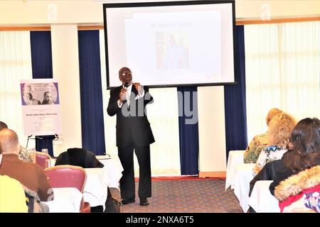 L'oratore Marcus Gentry presenta Martin Luther King Jr. Il 19 gennaio 2023 al McCoy's Community Center for the 2023 Fort McCoy, Wisconsin, Martin Luther King Jr Osservanza del giorno. Il gentry ha dato una presentazione eccellente circa molte cose che rappresentano la memoria, la storia e il significato della vita di MLK Jr. Gentry è il fondatore della RESPECT Academy. È innovatore, relatore e consulente. Secondo il suo sito web, www.marcusgentry.com, la RESPECT Academy è “un’organizzazione di servizi web-based che utilizza il metodo socratico dell’insegnamento, del coaching e dell’empowerment creativo st Foto Stock