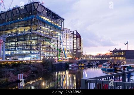 Vista notturna della sede centrale di Google HQ in costruzione e Regents Canal Kings Cross Londra N1 Inghilterra UK KATHY DEWITT Foto Stock