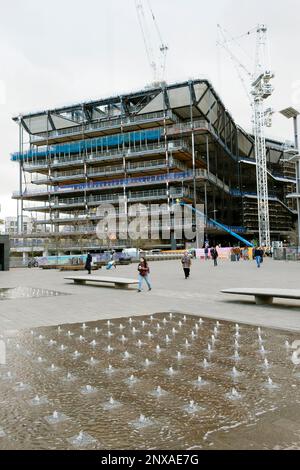 Vista verticale dell'edificio degli uffici di Google HQ King's Cross KGX1 in costruzione dalla fontana Granary Square a Kings Cross Londra Inghilterra UK 2023 Foto Stock