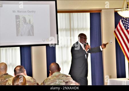 L'oratore Marcus Gentry presenta Martin Luther King Jr. Il 19 gennaio 2023 al McCoy's Community Center for the 2023 Fort McCoy, Wisconsin, Martin Luther King Jr Osservanza del giorno. Il gentry ha dato una presentazione eccellente circa molte cose che rappresentano la memoria, la storia e il significato della vita di MLK Jr. Gentry è il fondatore della RESPECT Academy. È innovatore, relatore e consulente. Secondo il suo sito web, www.marcusgentry.com, la RESPECT Academy è “un’organizzazione di servizi web-based che utilizza il metodo socratico dell’insegnamento, del coaching e dell’empowerment creativo st Foto Stock