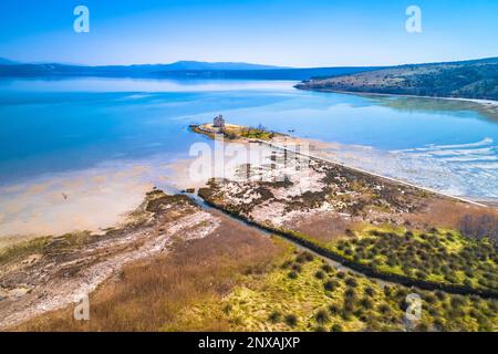 Piccola chiesa isolana in laguna vicino Posedarje vista aerea, Dalmazia regione della Croazia Foto Stock