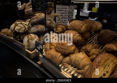 Varietà di pane visualizzate dietro il bancone in una panetteria francese Foto Stock