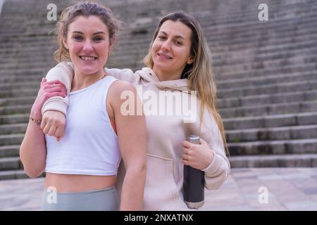 Due giovani donne caucasiche in piedi l'una accanto all'altra Foto Stock