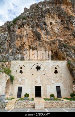 Chiesa di Saint Pierre o di St. Chiesa di Pietro nell'antica città di Antakya, nella città di Hatay, Turchia. Esterno della grotta scavato nelle rocce a ovest di Stauris Mt. Foto Stock