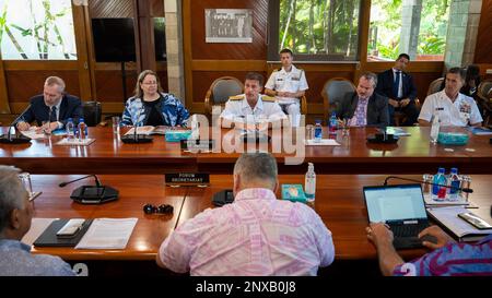 SUVA, Figi (1 febbraio 2023) ADM. John C. Aquilino, Comandante degli Stati Uniti Indo-Pacific Command, top center, parla con i membri del Segretariato del Forum delle Isole del Pacifico alle Figi. USINDOPACOM si impegna a rafforzare la stabilità nella regione Asia-Pacifico promuovendo la cooperazione in materia di sicurezza, incoraggiando lo sviluppo pacifico, rispondendo alle situazioni di emergenza, dissuadendo le aggressioni e, se necessario, lotta per vincere. Foto Stock