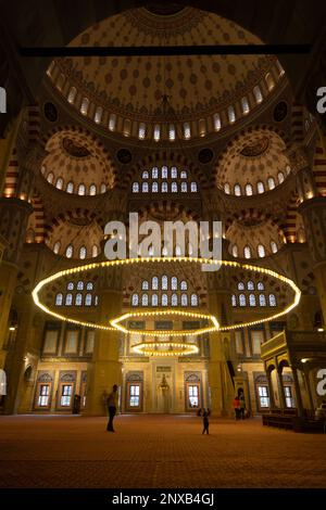 Vista interna della Moschea Centrale Sabanci nella città di Adana, Turchia. Foto Stock