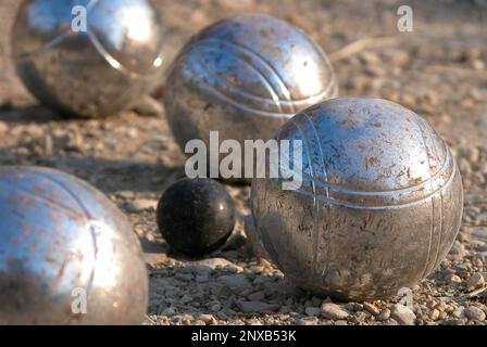 Palline Boule su campo bocce. Sport nel sud della Francia, primo piano Foto Stock