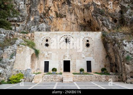 Chiesa di Saint Pierre o di St. Chiesa di Pietro nell'antica città di Antakya, nella città di Hatay, Turchia. Esterno della grotta scavato nelle rocce a ovest di Stauris Mt. Foto Stock