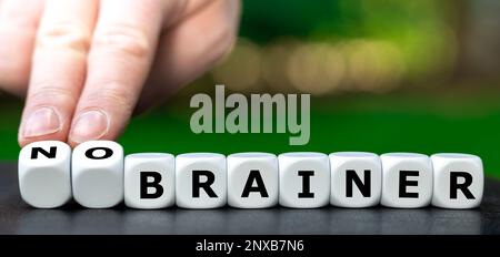 I cubi formano l'espressione 'nessun brainer'. Foto Stock