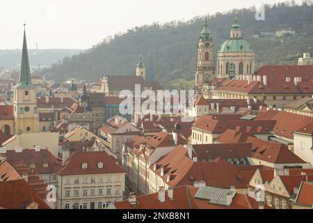 Vista dalla cima della torre di San Cattedrale di Vito a Praga, Repubblica Ceca. Tetti rossi e guglie della chiesa. Foto Stock
