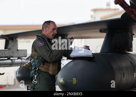 Shaun Loomis, comandante dello squadrone del combattente espeditatorio del 480th, annota il log post-volo di un Falcon combattente F-16C dopo che è arrivato alla base aerea di Kadena, Giappone, il 16 gennaio 2023. Mentre è stato implementato qui, il modello multiruolo F-16s, altamente manovrabile, funzionerà in combinazione con le risorse basate su Kadena e i F-22A Raptors schierati dalla 3rd Wing, Joint base Elmendorf Richardson, Alaska, per garantire la continuità delle capacità di combattimento a stato stazionario. Foto Stock