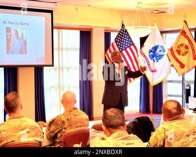 L'oratore Marcus Gentry presenta Martin Luther King Jr. Il 19 gennaio 2023 al McCoy's Community Center for the 2023 Fort McCoy, Wisconsin, Martin Luther King Jr Osservanza del giorno. Il gentry ha dato una presentazione eccellente circa molte cose che rappresentano la memoria, la storia e il significato della vita di MLK Jr. Gentry è il fondatore della RESPECT Academy. È innovatore, relatore e consulente. Secondo il suo sito web, www.marcusgentry.com, la RESPECT Academy è “un’organizzazione di servizi web-based che utilizza il metodo socratico dell’insegnamento, del coaching e dell’empowerment creativo st Foto Stock