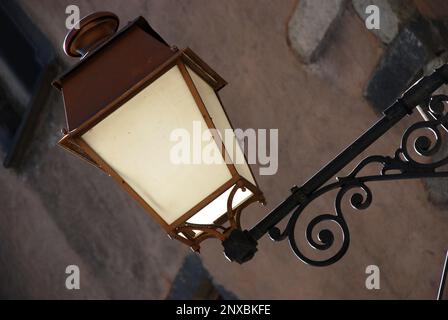 Lampada da strada bella e pittoresca nel sud della Francia Foto Stock