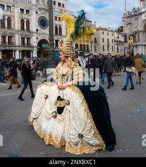 Carnevale di Venecia. Es un carnaval diferente al resto del mundo, la gente se disfraza y sale a la calle a caminar y tomarse fotos. Italia Foto Stock