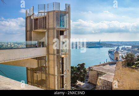 Valletta, Malta, Malta:20FEB2023: Ascensore Barrakka a Valletta, Malta, Europa. L'ascensore Barrakka visto dai Giardini superiori di Barrakka. Foto Stock